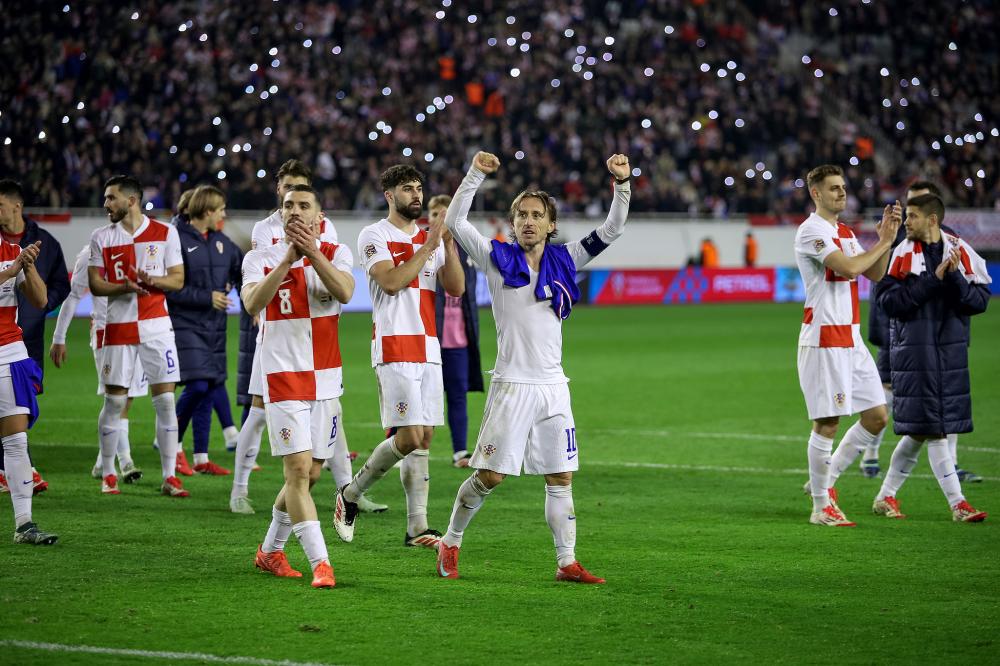 马卡：梅西参观诺坎普引发回归猜测，而美职联支持短期租借